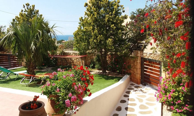 Kalathas Villa | Kalathas House: Family-Friendly Getaway by the Sea