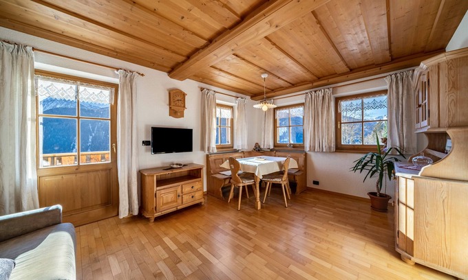 Ultimo Apartment | Scenic Kalchgruberhof Apartment Enzian with Lake View