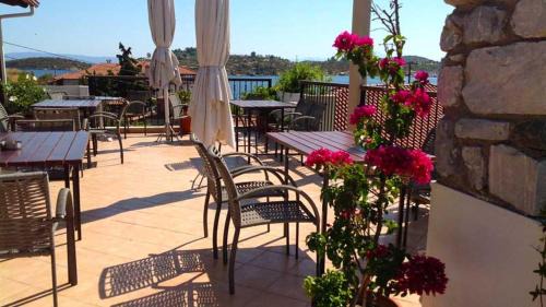 Ormos Panagias Apartment | Pet-Friendly Retreat at Kallisti with Breakfast & Fireplace
