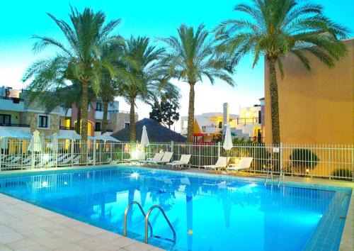 Platanias Town Apartment | Serene Kallitsakis Beach with Oceanfront Pool & Breakfast