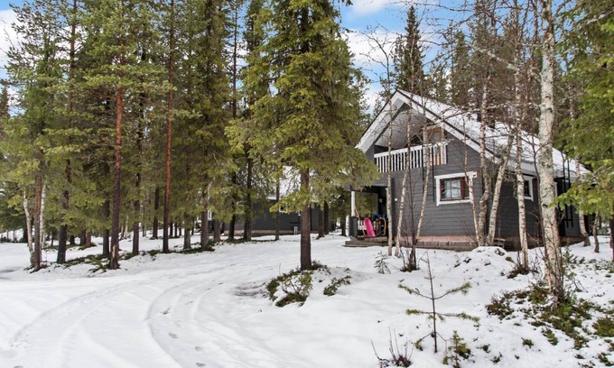 Yllas House | Scenic Retreat at Kaltiotievantie 2 with Spa & Lake View