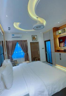 Bamahu Hotel | Discover Kamara Lakeview Hotel: Guest Rated 9/10 Stay