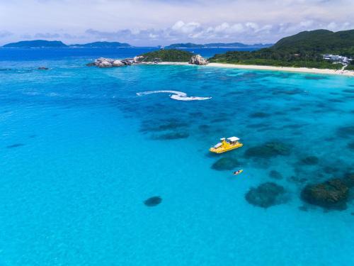 Tokashiki Hotel | Discover Kamekamehouse: Oceanfront Retreat with Top Amenities