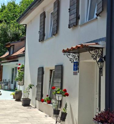 Kuceli House | Kameni Biser: Pet-Friendly Retreat with 9/10 Guest Rating