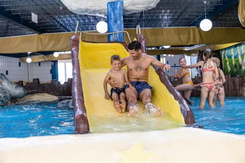 Rheeze Resort | Explore Kampeerdorp de Zandstuve with Pool & Hot Tub