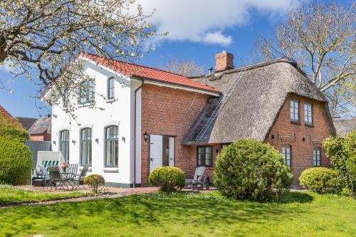 Tinnum House | Experience Kampende I: 4-Star Pet-Friendly Retreat