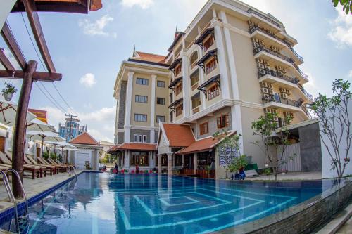 Stueng Saen Hotel | Relax at Kampong Thom Palace Hotel with Pool & Ocean View