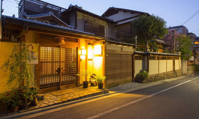 Sannenzaka Ninenzaka House | Discover Kamuro An: Eco-Friendly Stay with Top Reviews