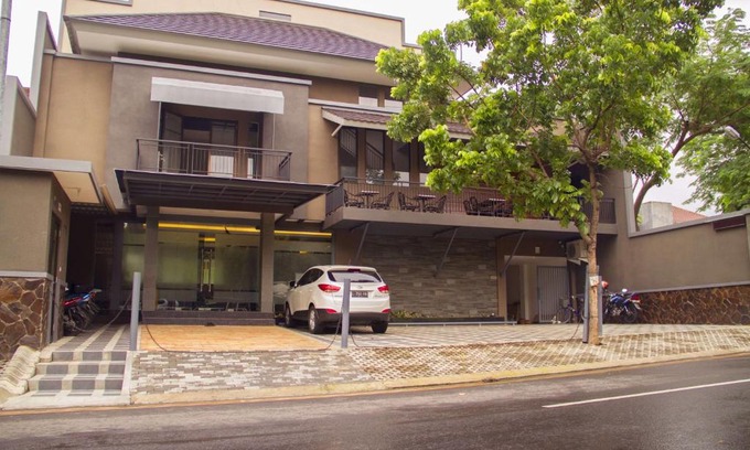 Surabaya House | Inviting Kana Citra Guesthouse with Pool and Breakfast