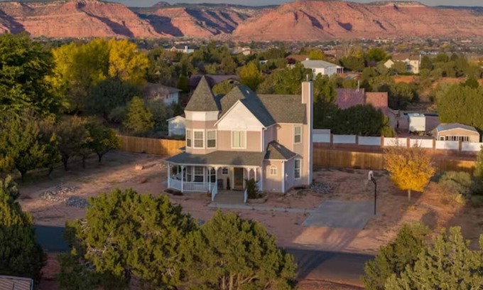 Kanab House | Beautiful Kanab Paradise House with Pool Near Hiking Trails