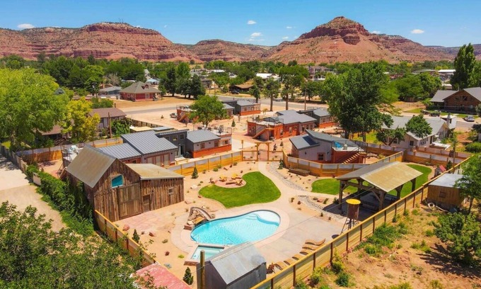 Kanab House | Timber & Tin D: 2 BR with Rooftop Views and Pool Access