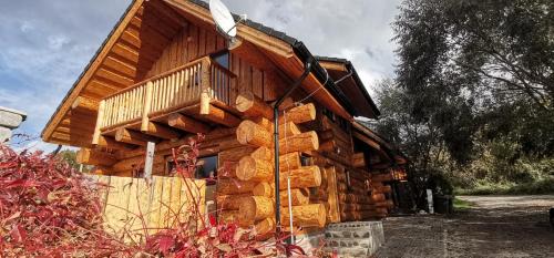 Kostolna Ves Ski Chalet | Inviting Kanadský zrub: Pet-Friendly Stay with Hot Tub