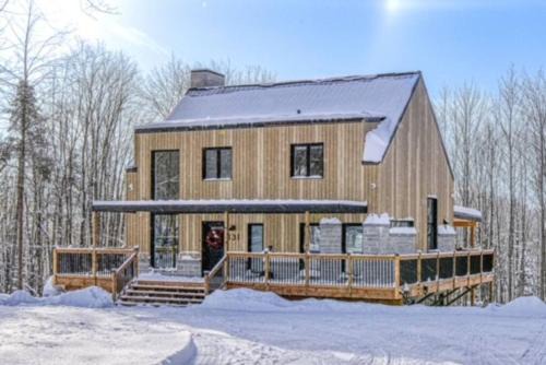Amherst Ski Chalet | Kanata Tremblant Modern Rustic Chalet Private Spa