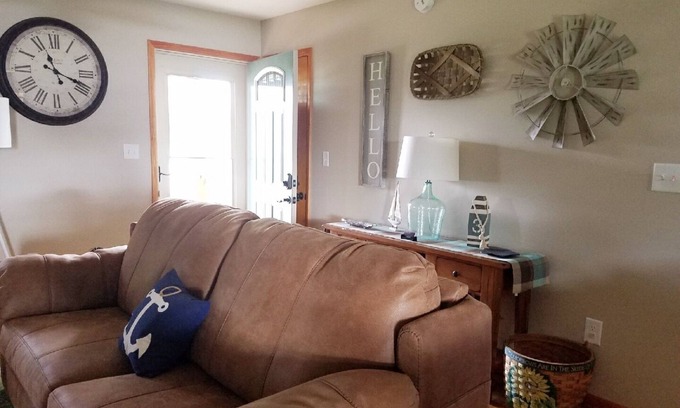 Gallipolis Ferry House | Discover Kanauga Landing: Top-Rated Hotel with Spa & Hot Tub