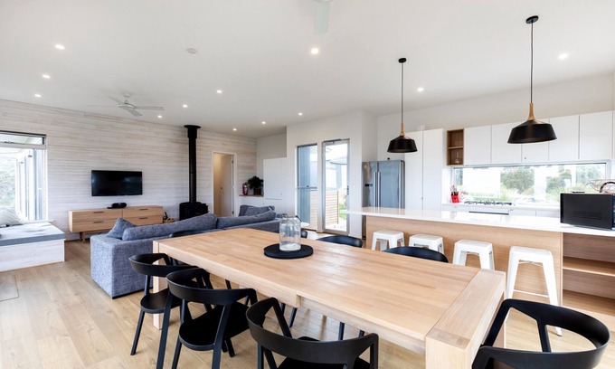 De Mole River House | Oceanfront Kangaroo Gully House with Spa & Hot Tub