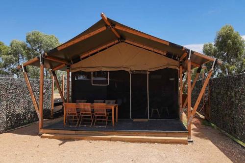 Mystic Park Hotel | Family-Friendly Retreat at Kangaroo Lake C & C Park