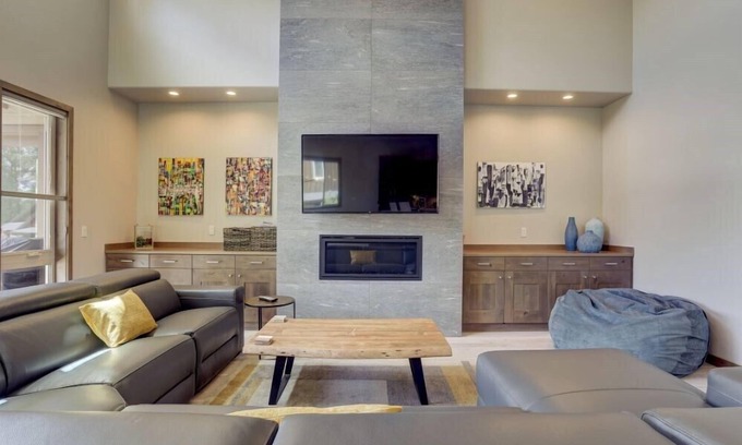Bend House | Top-Rated Kangaroo Loop: 5BR Retreat with Hot Tub