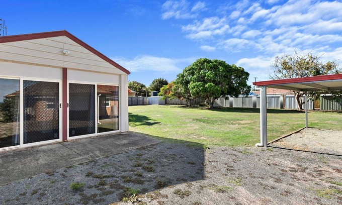Point Vernon Cottage | Experience Kangaroos at the Point with Oceanfront Views