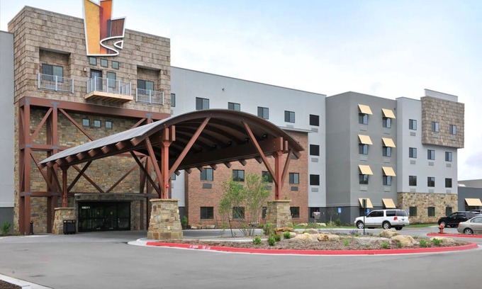 Independence Hotel | Family-Friendly Kansas City Lodge: 2 Pools & Pet Welcoming