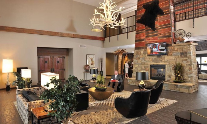 Independence Hotel | Relaxing Lakeside Lodge in Kansas City with Family Amenities