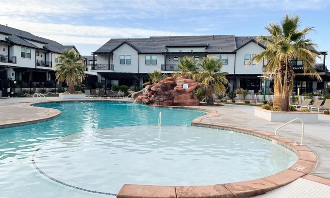 Santa Clara House | Relaxing Getaway at Kantada in the Sun - Poolside Haven