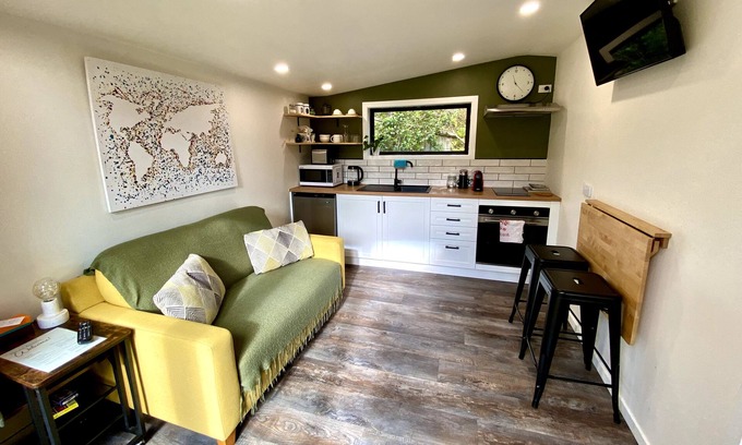 Pukerua Bay House | Delightful Kanuka Cottage: Cozy Tinyhouse in Pukerua Bay
