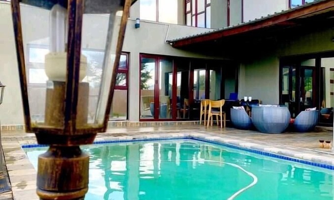 Palapye Bed & Breakfast | Discover Kanyi Guest House: Pool, Restaurant & Family-Friendly