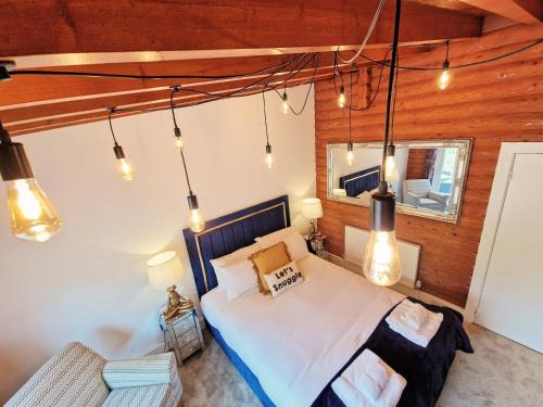 Blairgowrie Cabin | Kaoglen Squirrel Drey: Pet-Friendly Retreat with Hot Tub