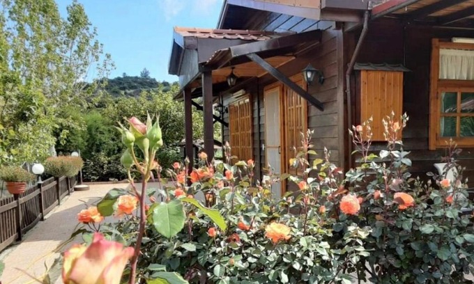 Vasa Koilaniou Ski Chalet | Family-Friendly Kapilio Cottage House with Top Guest Ratings
