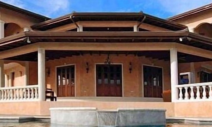 Plymouth Villa | Kapinjala: Infinity Pool & Jacuzzi with Breathtaking Views