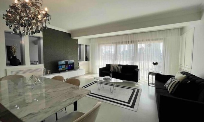Sisli Apartment | Kaplan Flat: Family-Friendly Stay with Spa & Hot Tub