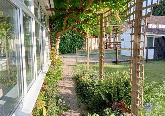 Boston House | Discover Kara Mia: 4-Star Pet-Friendly Retreat