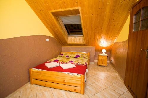 Checiny Hotel | Experience Karczma Chęciny: Pet-Friendly Retreat Awaits