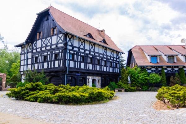 Fabryczna Bed & Breakfast | Guest Rated: Karczma Rzym DWÓR with Hot Tub & Breakfast