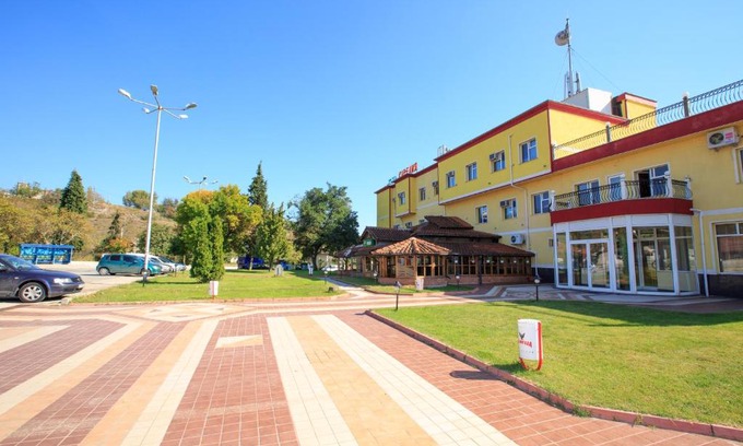 Strumyani Hotel | Budget-Friendly Kareliya Complex: Pet Friendly & Breakfast Included