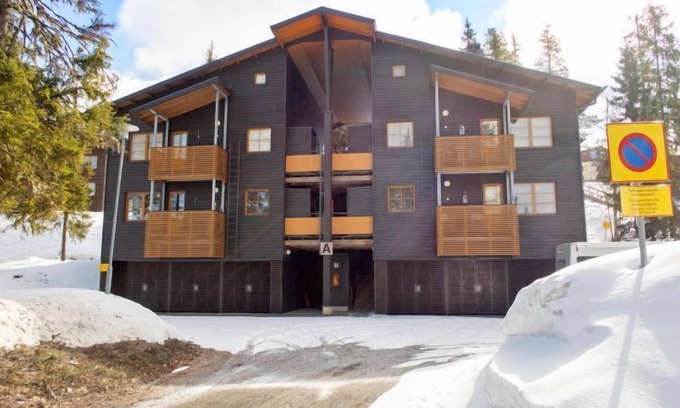 Rukatunturi House | Elegant Karhunvartijan linna a2 with Lake View & Spa