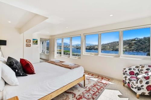 Geilston Bay Apartment | Karinya apartment waterfront views - 2 Bed 2 Bath