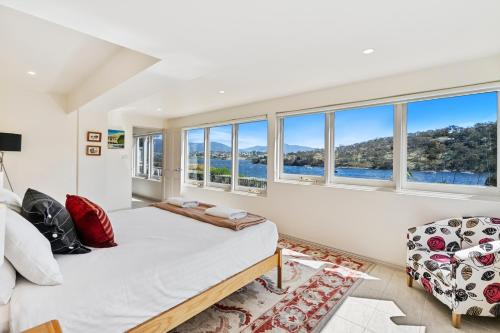 Geilston Bay Apartment | Discover Karinya: Highly Rated Hotel with Kitchen Access