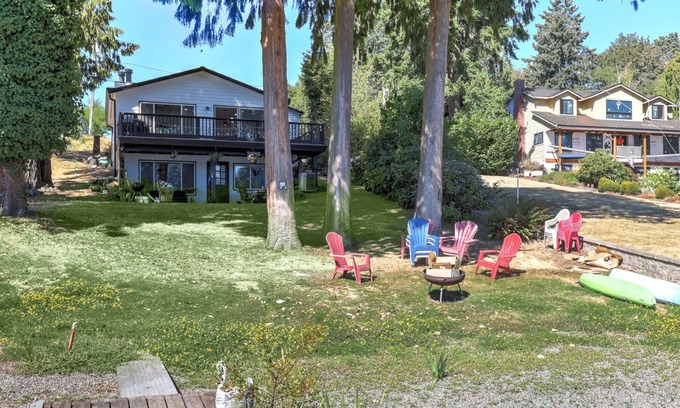 SeaTac Cottage | Discover Karmen's Cottage with Lake Views and Pet-Friendly Comfort