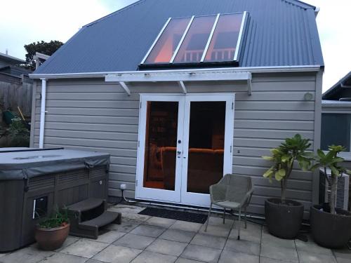 Karori Villa | Karori Cottage: Family-Friendly Retreat with Hot Tub Bliss
