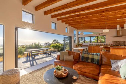Pakawau House | Stunning Karu ō te Kiwi: Beachfront Oasis with Pets Welcome