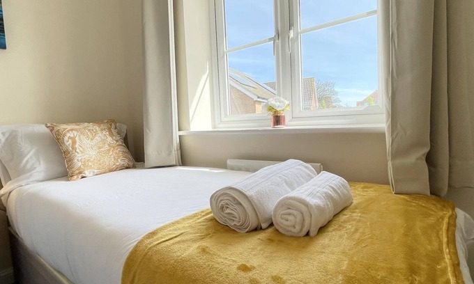Cringleford House | Welcoming Karuna House: Breakfast Included & Family-Friendly