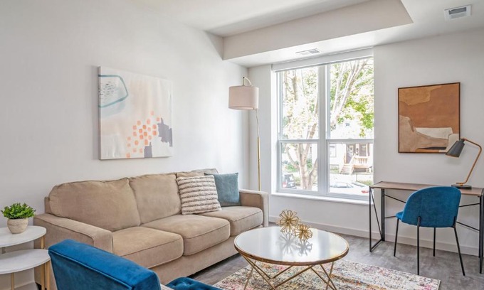 Harrison Apartment | Pet-Friendly Kasa Bryn Mawr in Minneapolis - Rated 8.5/10