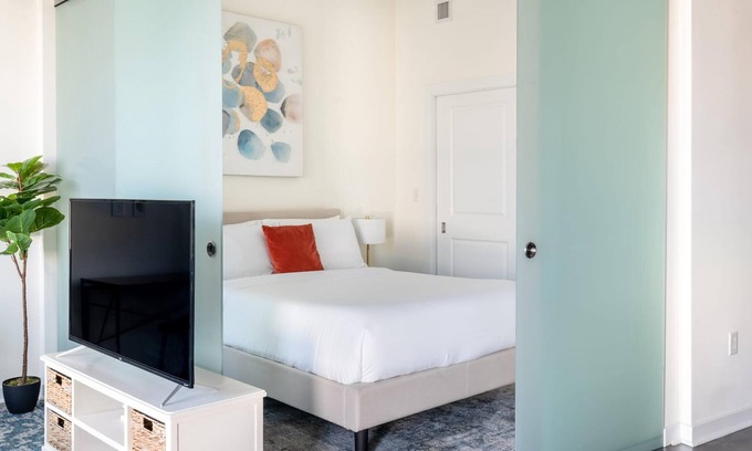 Del Ray Apartment | Kasa | Comfy Studio + Pet Friendly | Alexandria