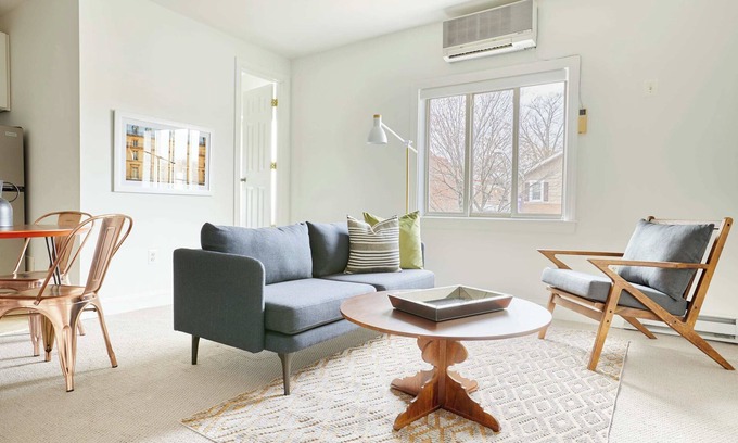 Del Ray Apartment | Discover Kasa Del Ray Alexandria: Pet-Friendly Retreat