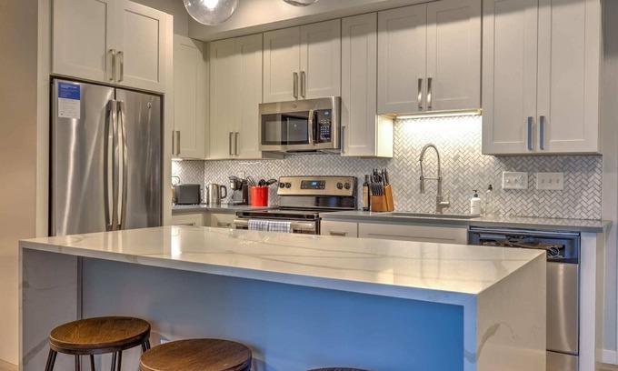 DeBaliviere Place Apartment | Explore Kasa: Modern 1BD with Gym near Forest Park