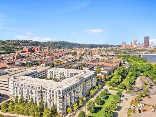 South Side Flats Apartment | Discover Kasa South Side Pittsburgh: Pet-Friendly Retreat