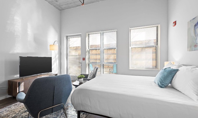 South Side Flats Apartment | Vibrant Kasa Hotel in Pittsburgh with Art and Great Amenities