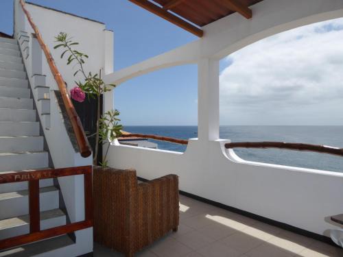 Ponta do Sol Bed & Breakfast | Oceanfront Kasa Tambla: Guest Rated 9/10 for Families