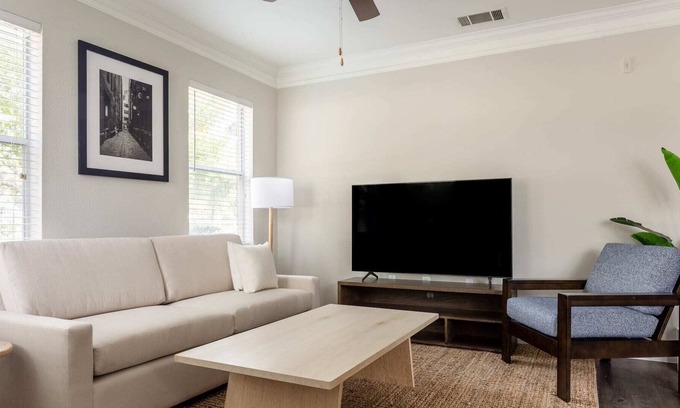 Pearland Apartment | Discover Kasa: Timeless Comfort in South Houston